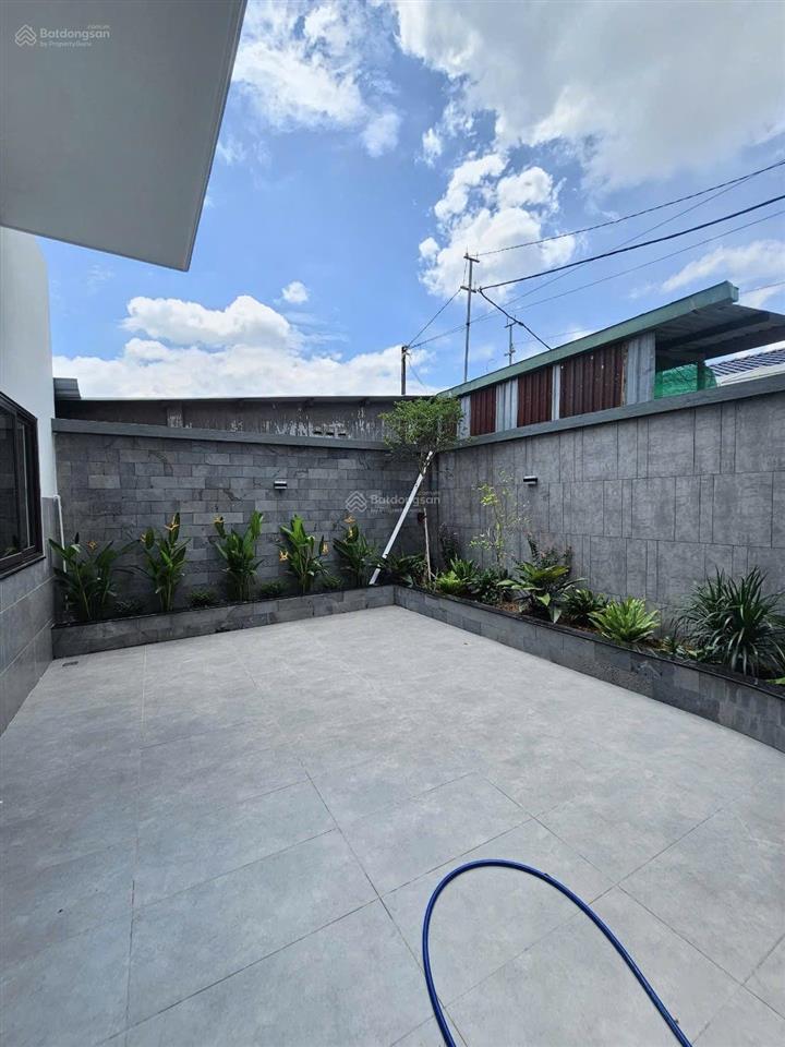 Nhà mới 3 tầng p. đông hoà. sổ hoàn công. dt 137.5m2. gồm 4pn 5wc. sân xe hơi. đường 6m thông.