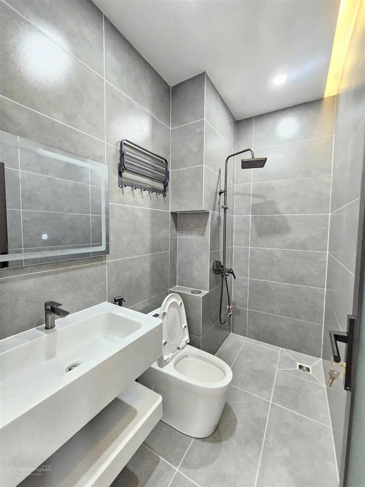 Nhà mới 3 tầng p. đông hoà. sổ hoàn công. dt 137.5m2. gồm 4pn 5wc. sân xe hơi. đường 6m thông.