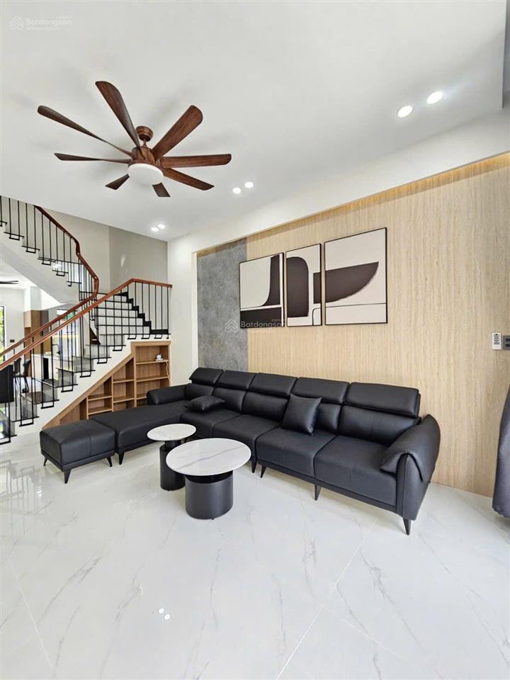 Nhà mới 3 tầng p. đông hoà. sổ hoàn công. dt 137.5m2. gồm 4pn 5wc. sân xe hơi. đường 6m thông.