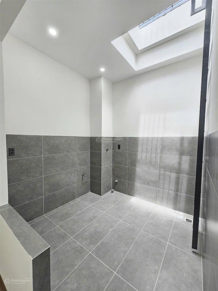 Nhà mới 3 tầng p. đông hoà. sổ hoàn công. dt 137.5m2. gồm 4pn 5wc. sân xe hơi. đường 6m thông.