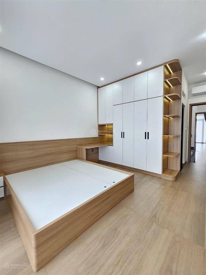 Nhà mới 3 tầng p. đông hoà. sổ hoàn công. dt 137.5m2. gồm 4pn 5wc. sân xe hơi. đường 6m thông.
