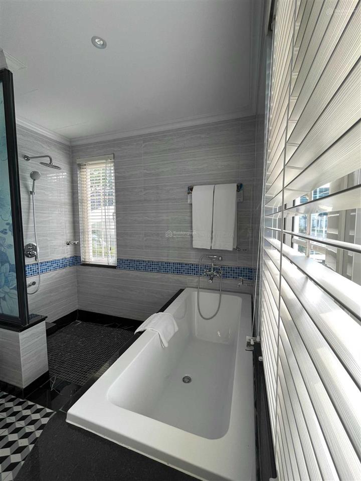 Suất ngoại giao!!! tổng giá chỉ 3,9 tỷ biệt thự view 2 mặt hồ sen đẹp nhất dự án full nội thất 5*