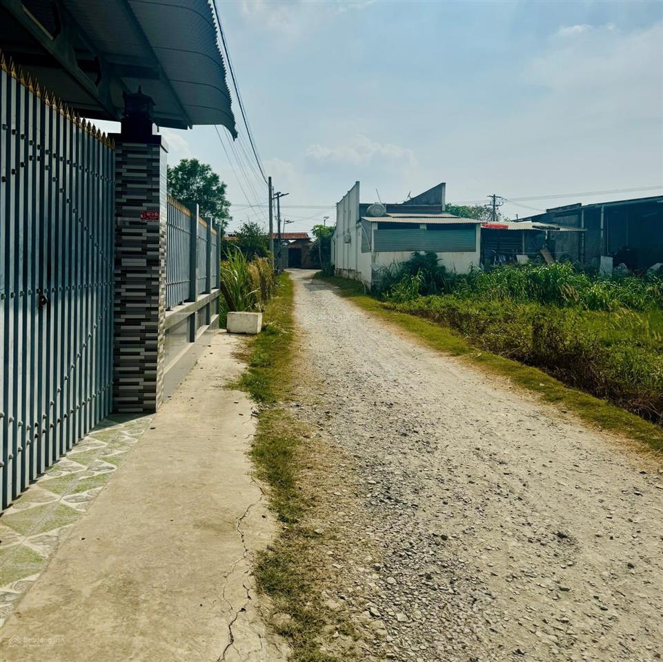 Bán dãy trọ (góc 2mt 221m2)giá 690tr (1 kiot và 3 phòng tr) đang cho thuê 4,5tr/tháng ở ấp suối cao