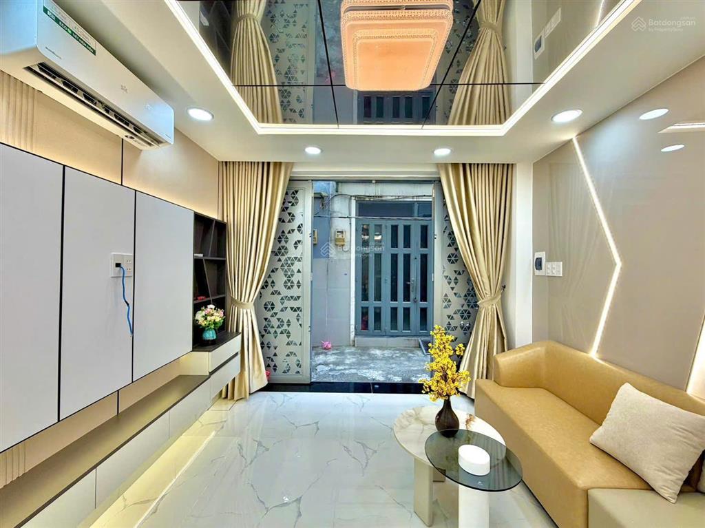 Nhà mới lên sóng, nằm hoàn toàn trong khu ẩm thực pxlong  5,680 tỷ bớt lộc.  0908 120 ***