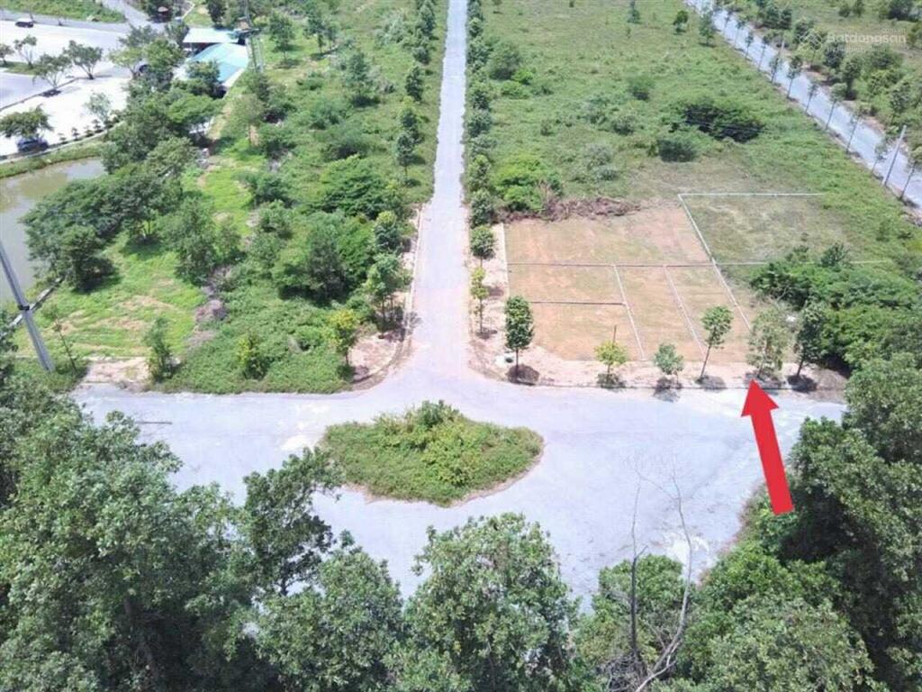 Gia đình cần tiền bán gấp lô đường đôi 100m  khu tái định cư đại học quốc gia, giá làm việc nhanh