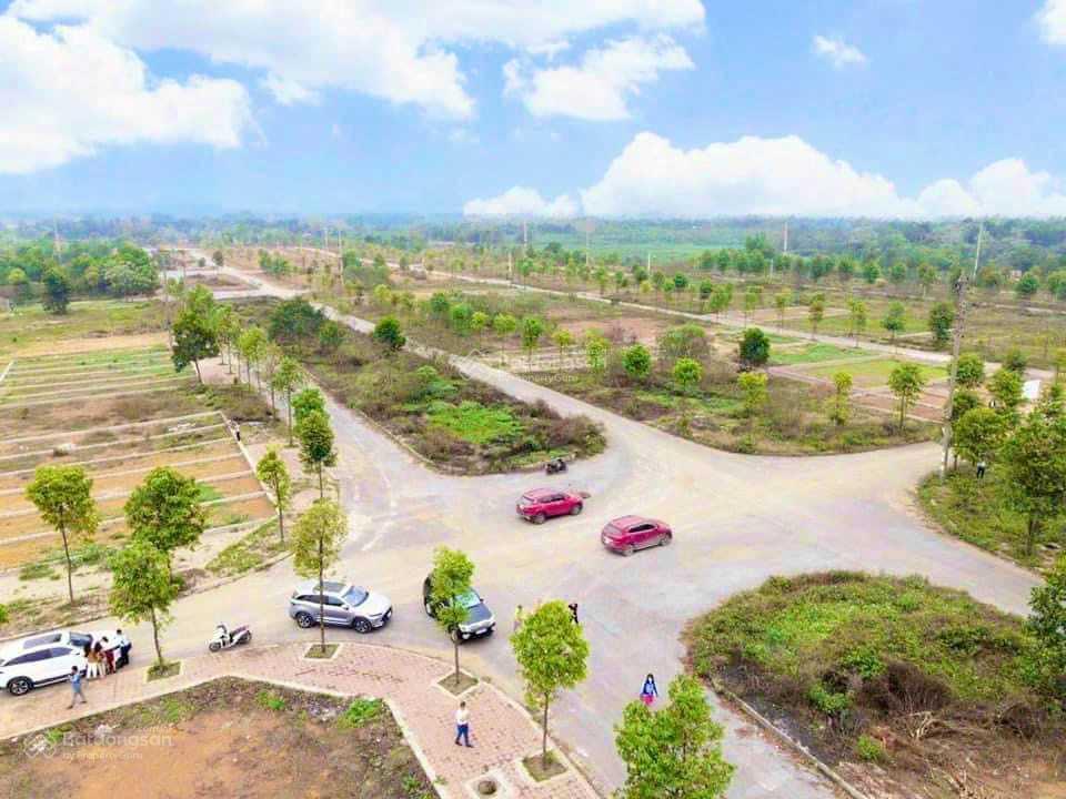 Gia đình cần tiền bán gấp lô đường đôi 100m  khu tái định cư đại học quốc gia, giá làm việc nhanh