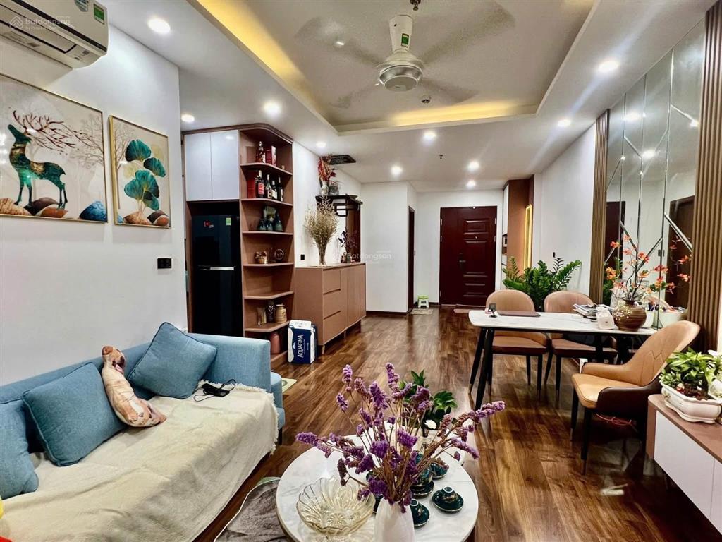 Chính chủ cần bán căn 2 ngủ hướng cửa tây bắc ban công đông nam nhà ở sổ sẵn giao dịch.