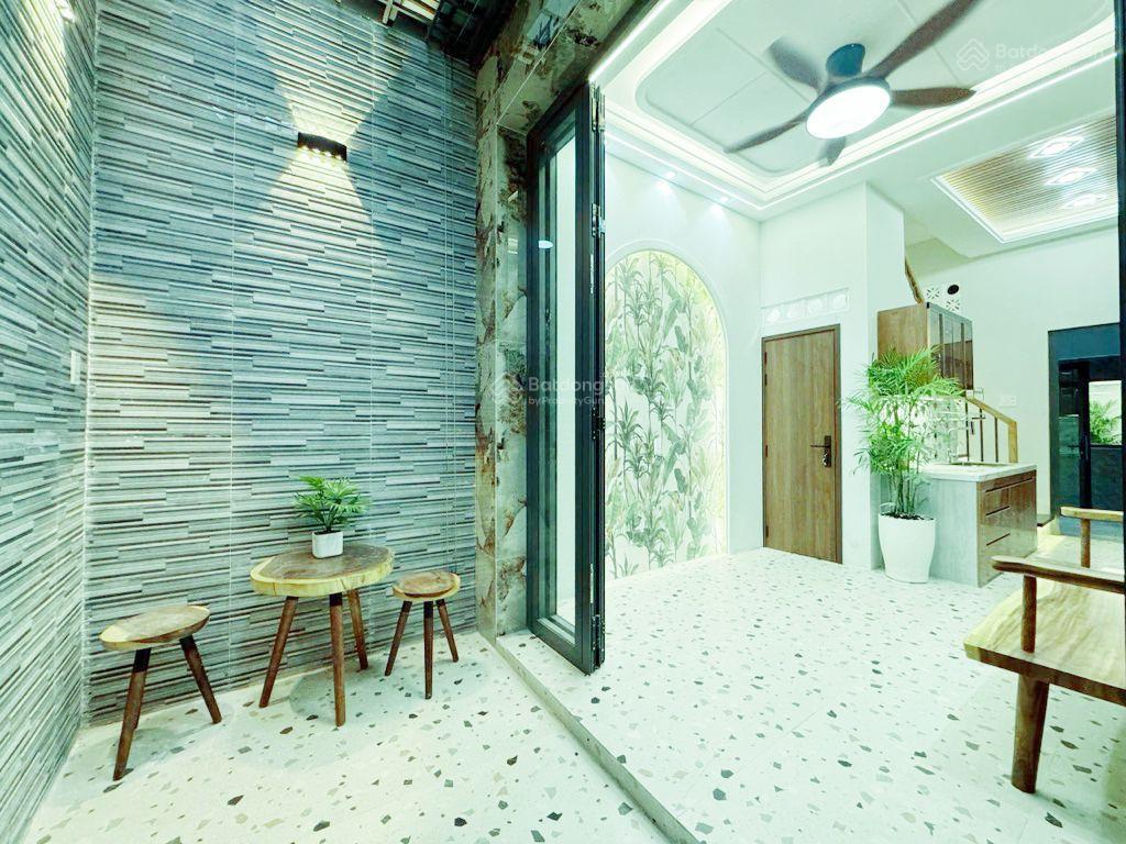 Vòng xoay cây gõ kế chợ bình tiên nhà đẹp 4 tâng btct với 5pn hẻm