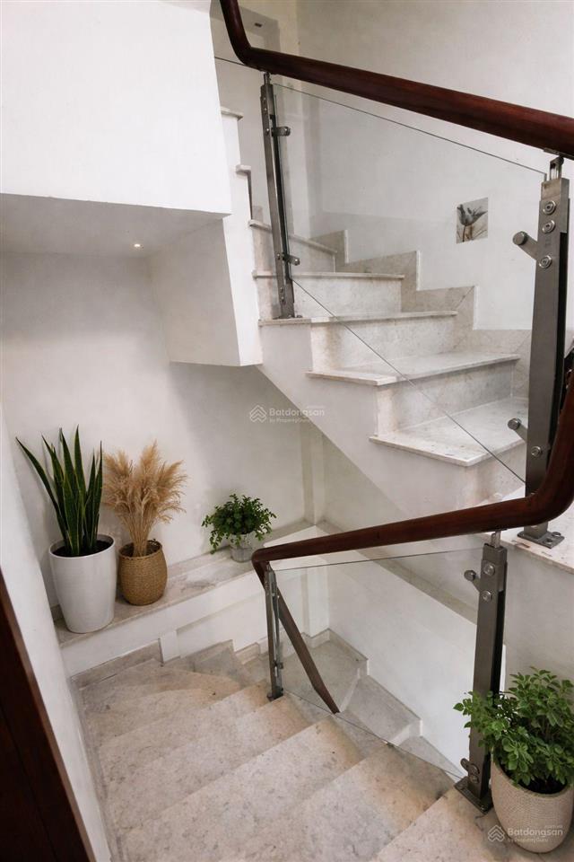 Sát mặt tiền hẻm thông thoáng ngay vòng xoay lý thái tổ q.10 nhà 5 tang với 3pn