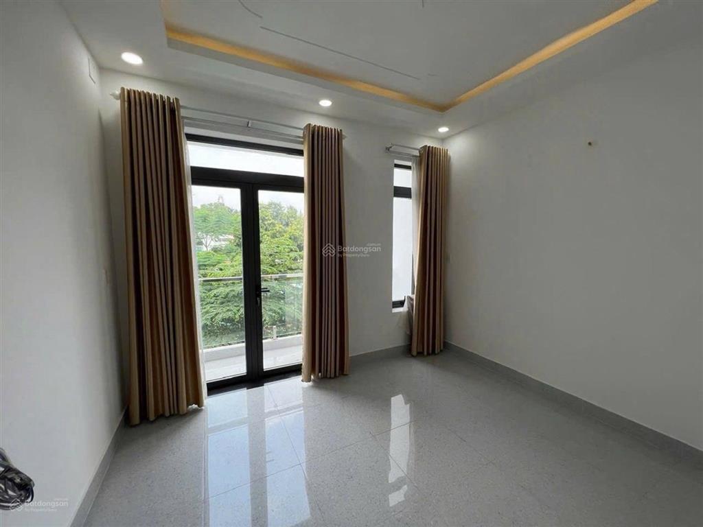 Cv đầm sen  khu nhà cao tầng đường lạc long quân nhà 6 tầng với 6pn