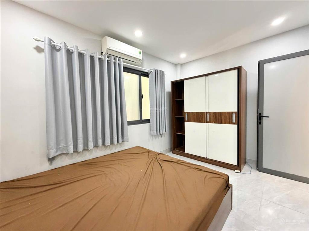Ngay ngã tư phú nhuận , nhà 4 tầng ,dt 80m2( 4 x20m) gia đình thừa kế để lại , nay cần b.á.n gấp về