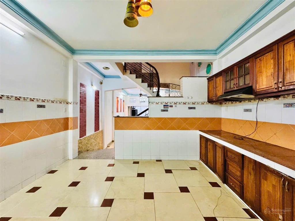 Ngay ngã tư phú nhuận , nhà 4 tầng ,dt 80m2( 4 x20m) gia đình thừa kế để lại , nay cần b.á.n gấp về