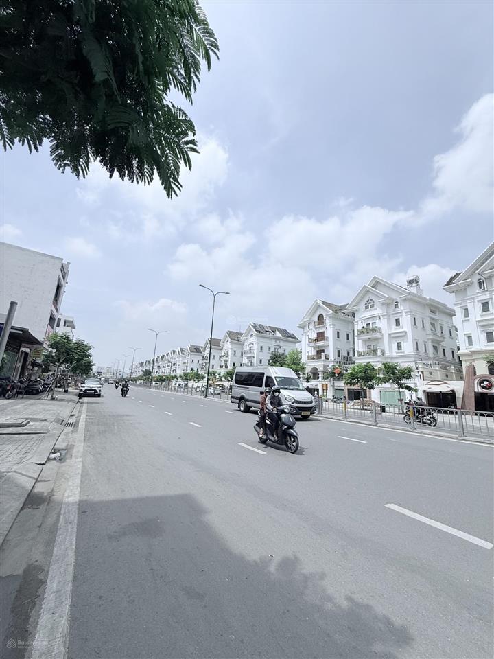 Dt 130m2  xây mới 6 tầng  doanh thu 120 tr/ tháng chủ gấp bán.