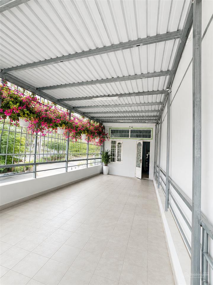 Nhà mặt tiền đường  67m2  3 tầng  khu vực dân trí cao  giáp quận 1  chủ gấp bán