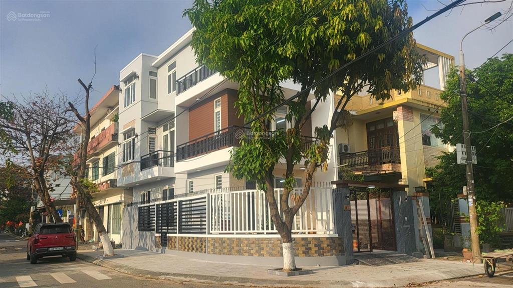 Bán nhà lô góc 3 tầng . 2 mặt tiền cách biển nguyên tất thành .50m giá bán 11 tỷ có bớt.