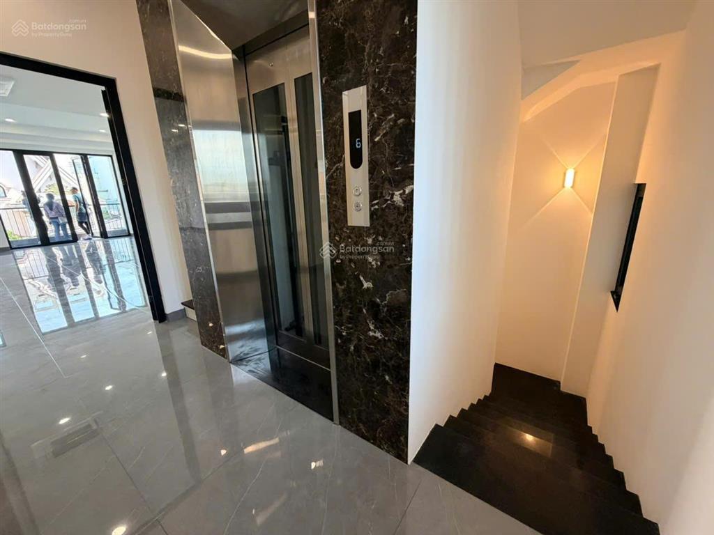 Tòa nhà mới xây đường rộng 8m  gần chợ căn cứ, diện tích 7x15m  5 lầu sàn suốt (có thang máy)