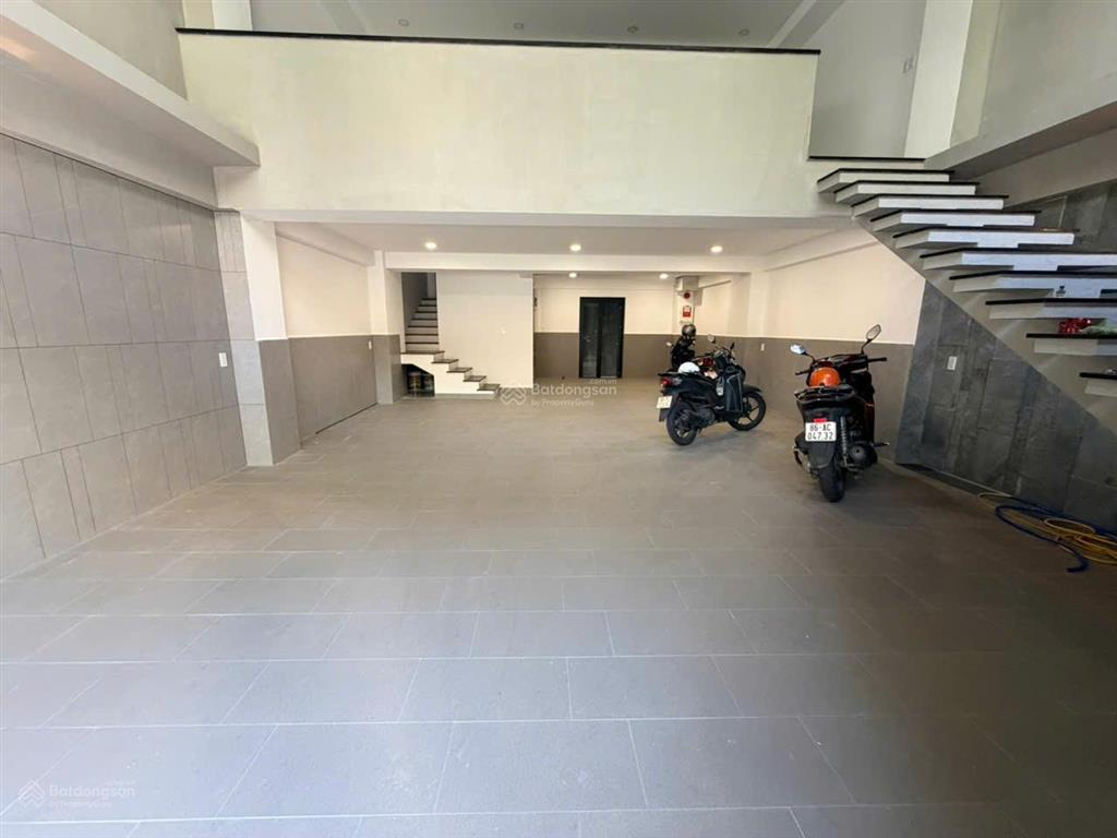 Tòa nhà mới xây đường rộng 8m  gần chợ căn cứ, diện tích 7x15m  5 lầu sàn suốt (có thang máy)