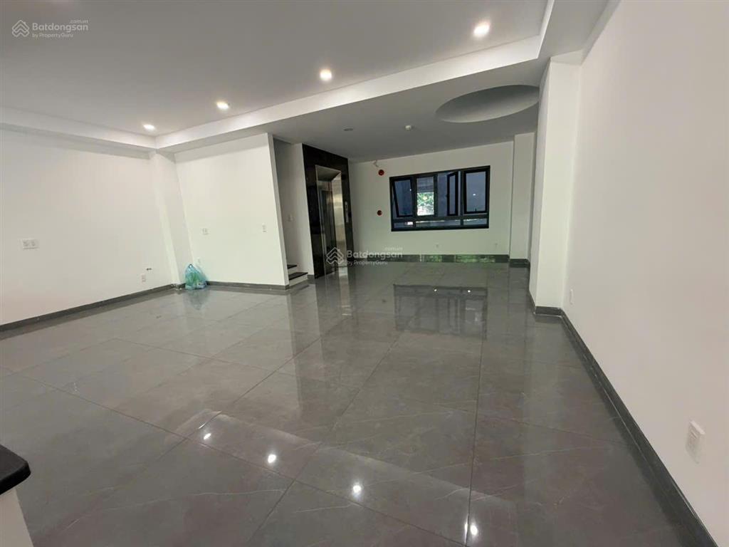 Tòa nhà mới xây đường rộng 8m  gần chợ căn cứ, diện tích 7x15m  5 lầu sàn suốt (có thang máy)
