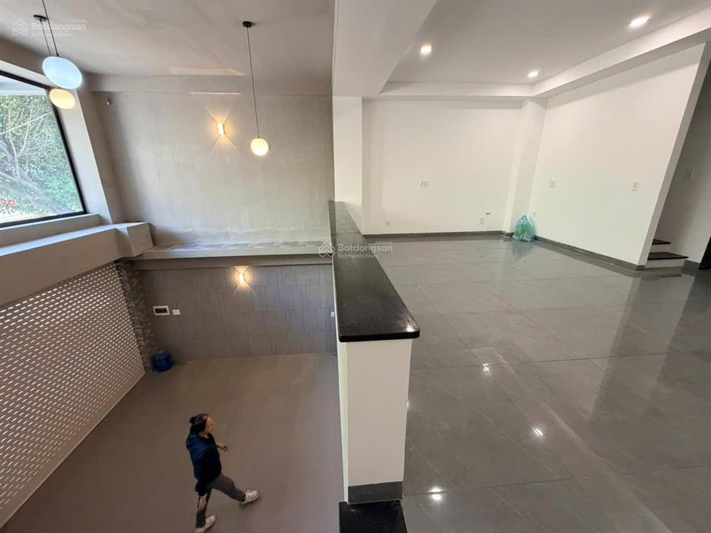 Tòa nhà mới xây đường rộng 8m  gần chợ căn cứ, diện tích 7x15m  5 lầu sàn suốt (có thang máy)