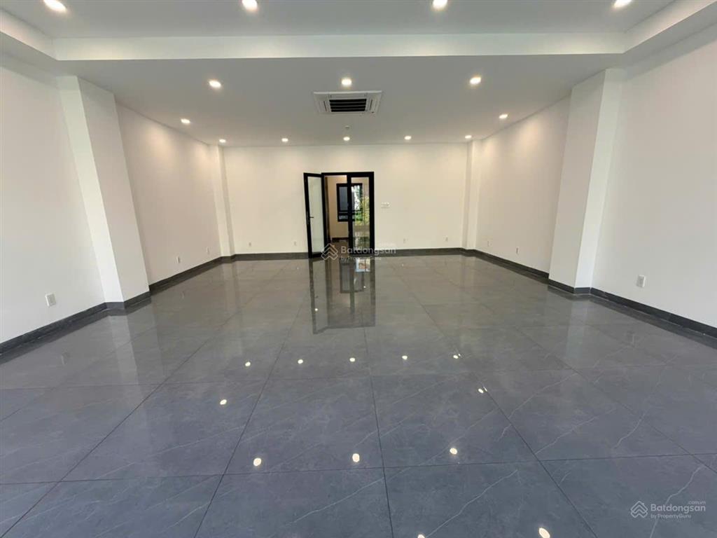 Tòa nhà mới xây đường rộng 8m  gần chợ căn cứ, diện tích 7x15m  5 lầu sàn suốt (có thang máy)