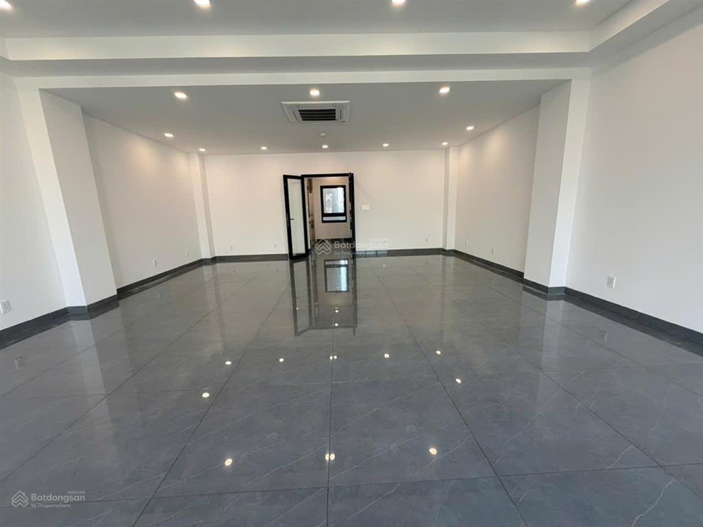 Tòa nhà mới xây đường rộng 8m  gần chợ căn cứ, diện tích 7x15m  5 lầu sàn suốt (có thang máy)