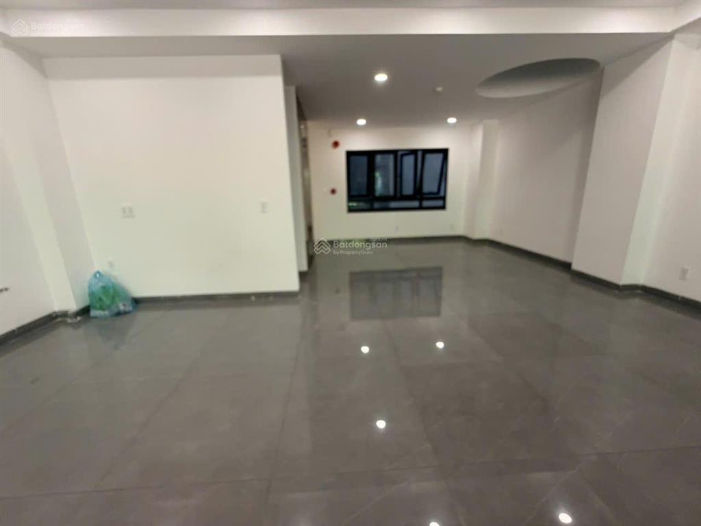 Tòa nhà mới xây đường rộng 8m  gần chợ căn cứ, diện tích 7x15m  5 lầu sàn suốt (có thang máy)