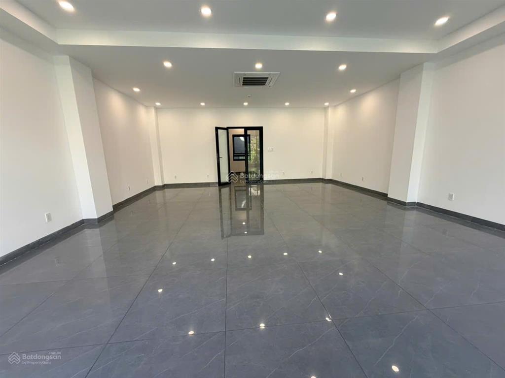 Tòa nhà mới xây đường rộng 8m  gần chợ căn cứ, diện tích 7x15m  5 lầu sàn suốt (có thang máy)