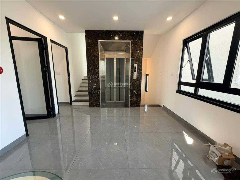 Tòa nhà mới xây đường rộng 8m  gần chợ căn cứ, diện tích 7x15m  5 lầu sàn suốt (có thang máy)