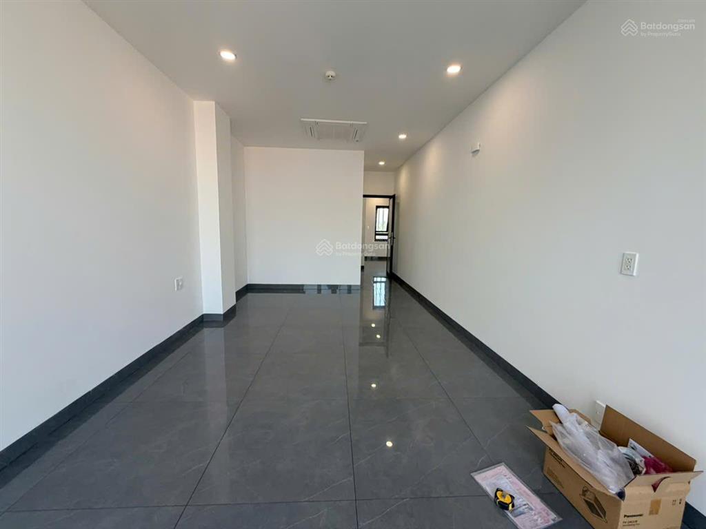 Tòa nhà mới xây đường rộng 8m  gần chợ căn cứ, diện tích 7x15m  5 lầu sàn suốt (có thang máy)