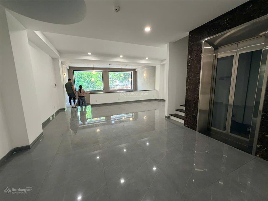 Tòa nhà mới xây đường rộng 8m  gần chợ căn cứ, diện tích 7x15m  5 lầu sàn suốt (có thang máy)