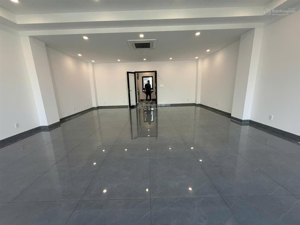 Tòa nhà mới xây đường rộng 8m  gần chợ căn cứ, diện tích 7x15m  5 lầu sàn suốt (có thang máy)