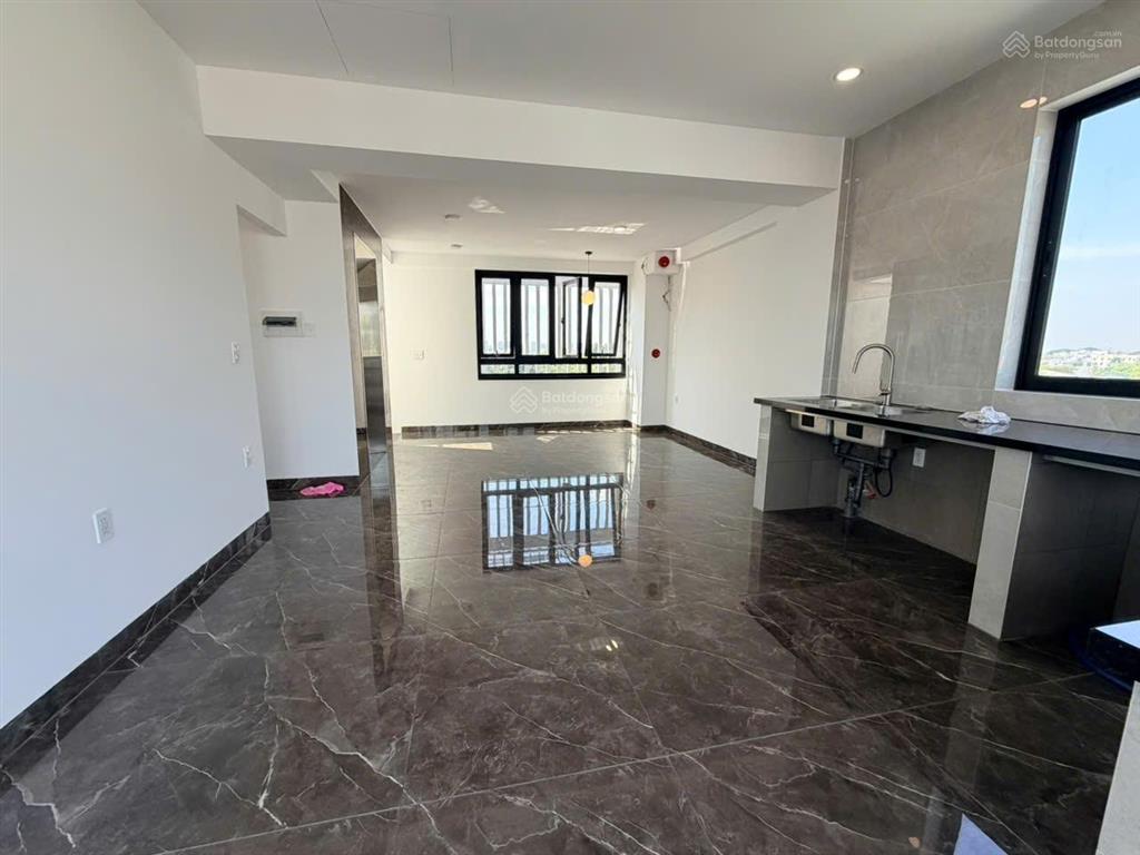 Tòa nhà mới xây đường rộng 8m  gần chợ căn cứ, diện tích 7x15m  5 lầu sàn suốt (có thang máy)