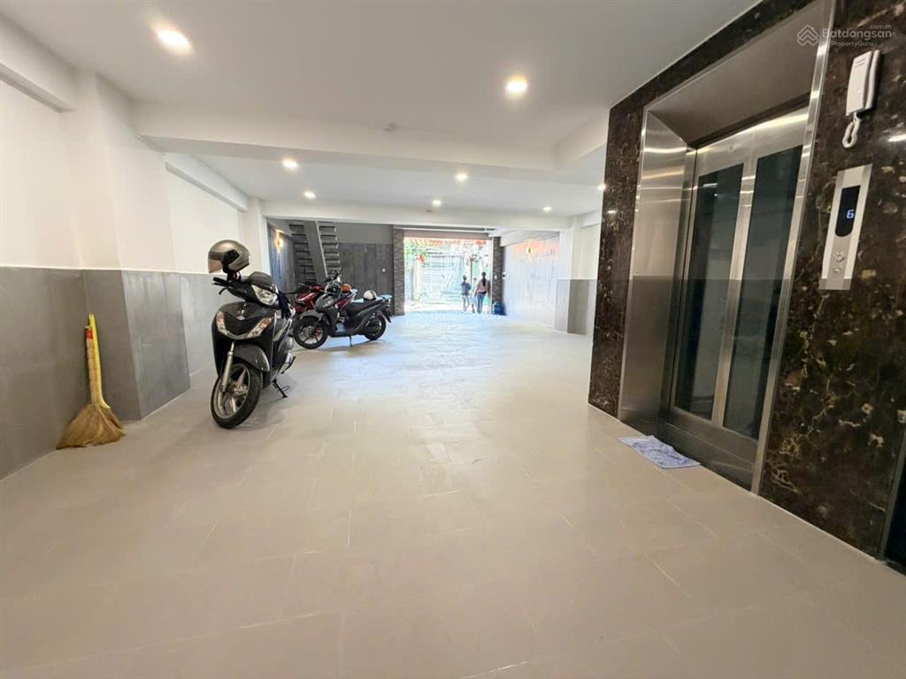 Tòa nhà mới xây đường rộng 8m  gần chợ căn cứ, diện tích 7x15m  5 lầu sàn suốt (có thang máy)