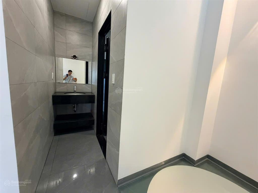 Tòa nhà mới xây đường rộng 8m  gần chợ căn cứ, diện tích 7x15m  5 lầu sàn suốt (có thang máy)