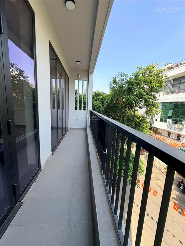 Tòa nhà mới xây đường rộng 8m  gần chợ căn cứ, diện tích 7x15m  5 lầu sàn suốt (có thang máy)