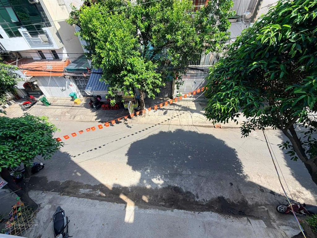 Tòa nhà mới xây đường rộng 8m  gần chợ căn cứ, diện tích 7x15m  5 lầu sàn suốt (có thang máy)