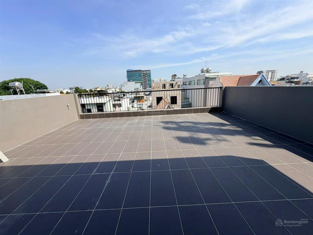 Tòa nhà mới xây đường rộng 8m  gần chợ căn cứ, diện tích 7x15m  5 lầu sàn suốt (có thang máy)