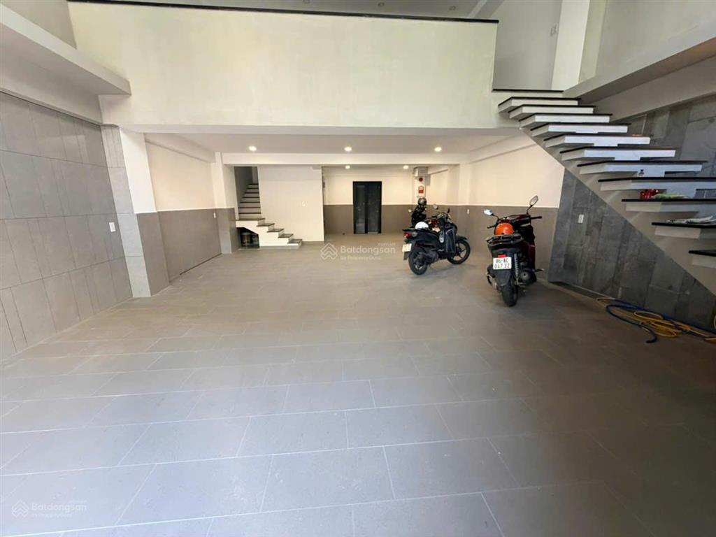 Tòa nhà mới xây đường rộng 8m  gần chợ căn cứ, diện tích 7x15m  5 lầu sàn suốt (có thang máy)