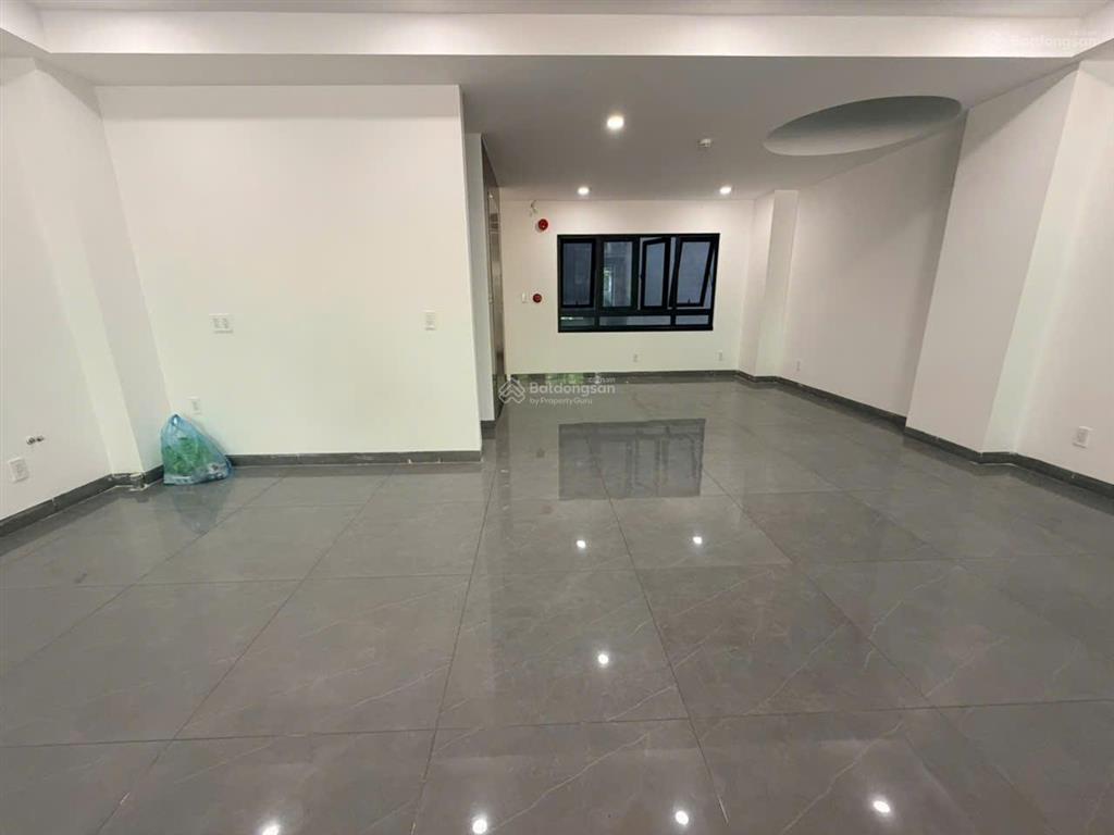 Tòa nhà mới xây đường rộng 8m  gần chợ căn cứ, diện tích 7x15m  5 lầu sàn suốt (có thang máy)