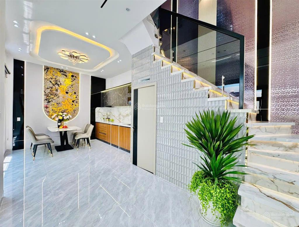Nhà mới xây căn góc phan văn trị phường 7 đối diện vincom.4,2x13m 4 lầufull nội thất cao cấp