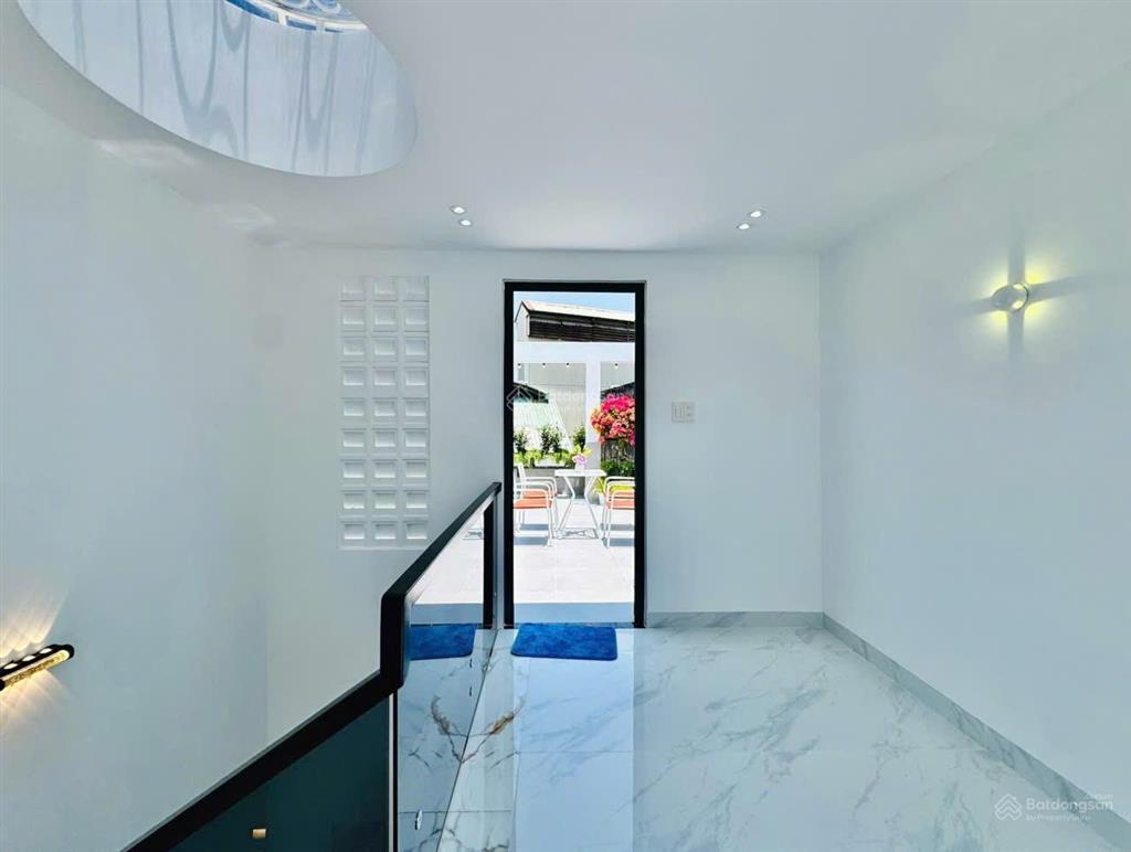 Nhà mới xây căn góc phan văn trị phường 7 đối diện vincom.4,2x13m 4 lầufull nội thất cao cấp