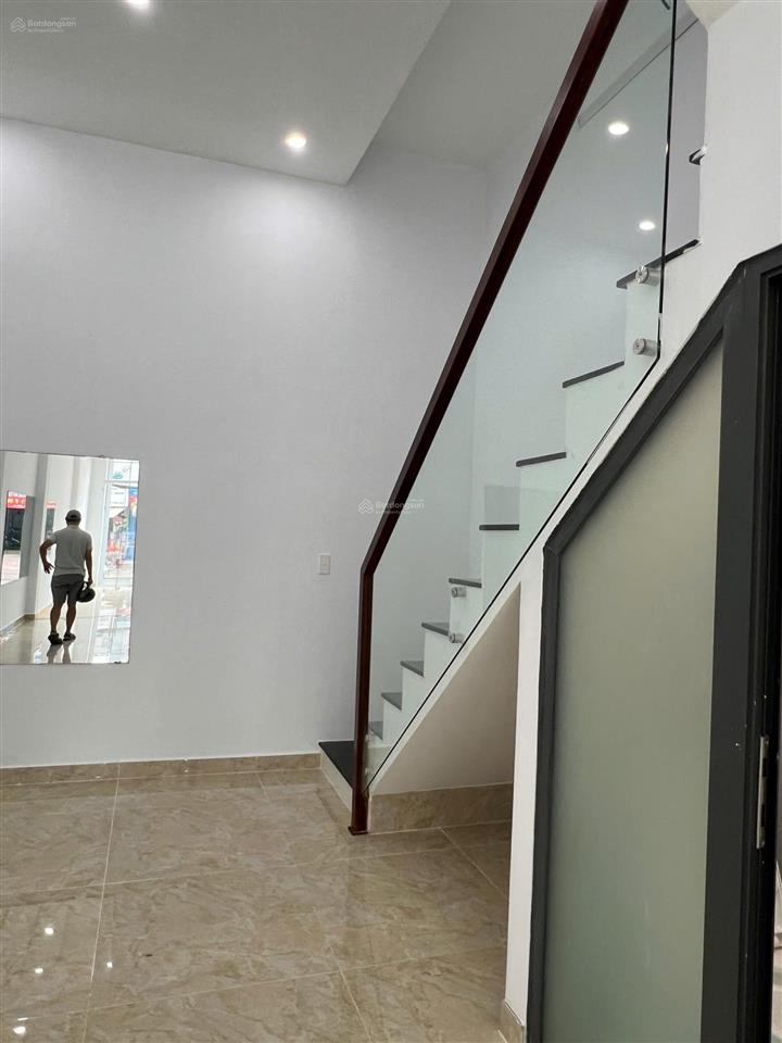 Nhà mặt tiền lê văn thọ p11 gần chợ hạnh thông tây. 4x16m trệt2 lầu trống suốt 26 triệu/