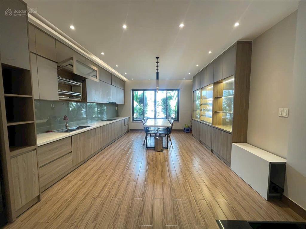 Nhà full nội thấthẻm xe hơinguyễn văn khối p8diện tích 5x19m 4 lầu4pn 5wc=25 tr/th