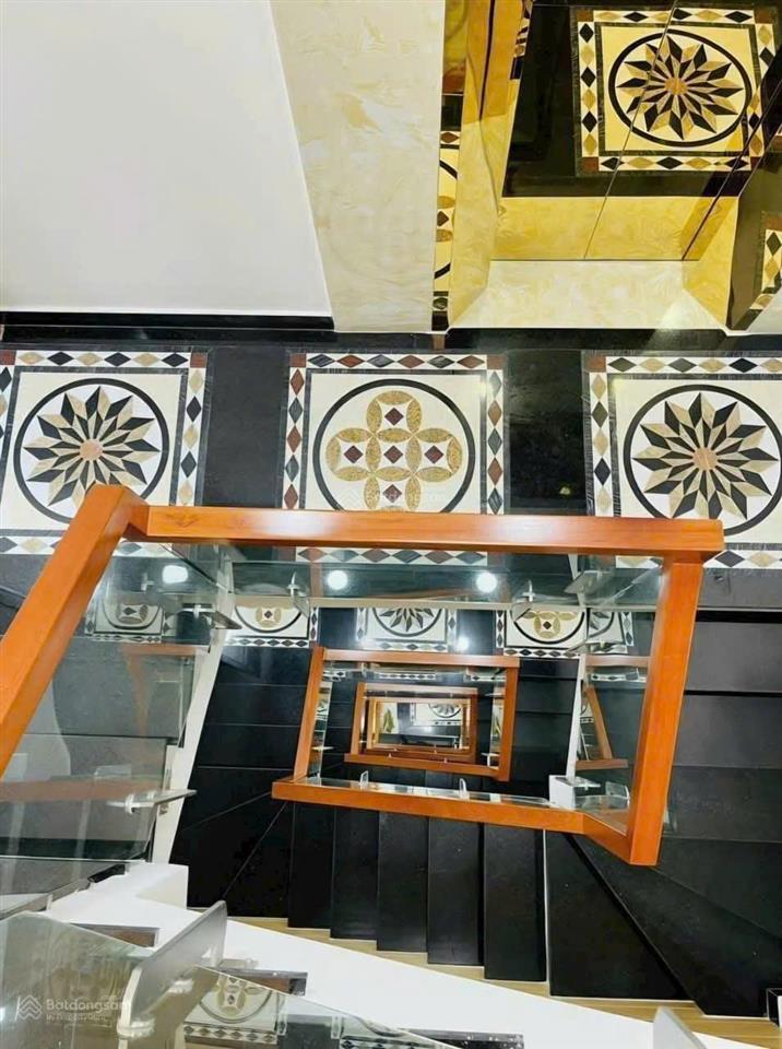 Nhà full nội thấtmặt tiền đường số 4 lê văn thọp16diện tích5x16m có thang máy5 lầu25 triệu