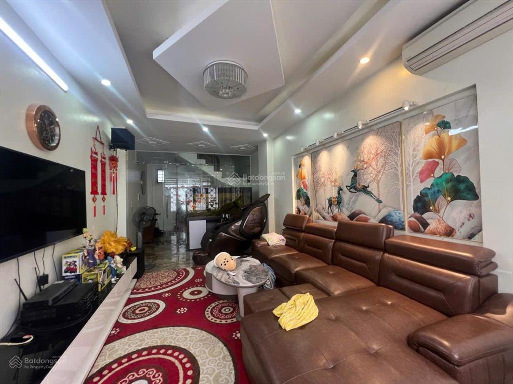 35 m 5 tầng mt 3,5 m p. bồ đề 12,5 tỷ. ô tô vào nhà