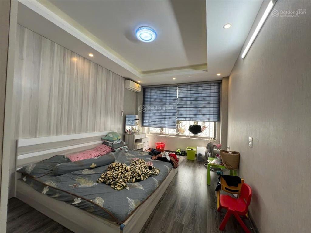 35 m 5 tầng mt 3,5 m p. bồ đề 12,5 tỷ. ô tô vào nhà