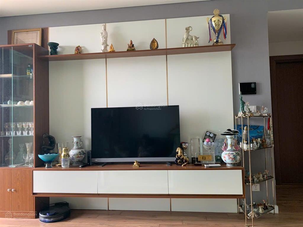 Chuyển lên 3pn cần bán gấp căn hộ 2pn tầng 20 ban công đông nam full nội thất sổ sẵn giao dịch