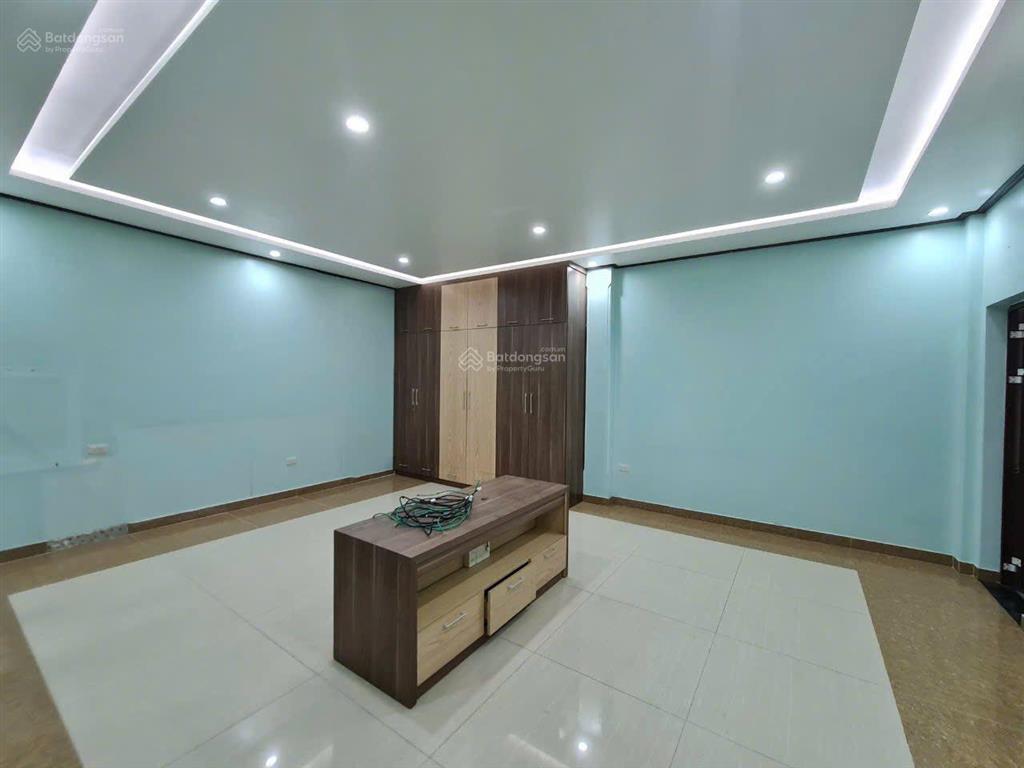 Cho thuê tòa nhà lô góc duy nhất phố lương khánh thiện có hầm để xe  thang máy và pccc