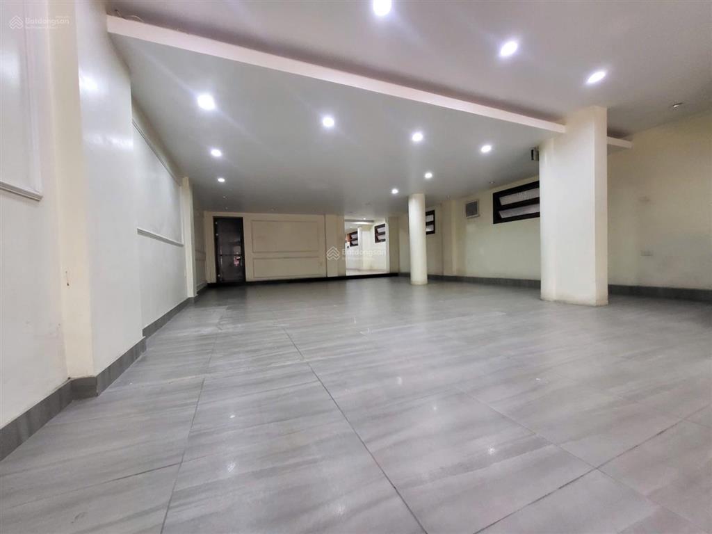 Cho thuê tòa nhà lô góc duy nhất phố lương khánh thiện có hầm để xe  thang máy và pccc