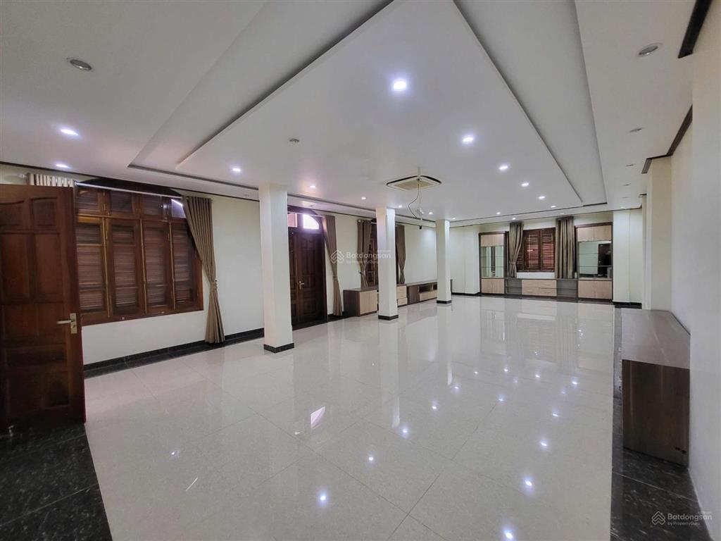 Cho thuê tòa nhà lô góc duy nhất phố lương khánh thiện có hầm để xe  thang máy và pccc